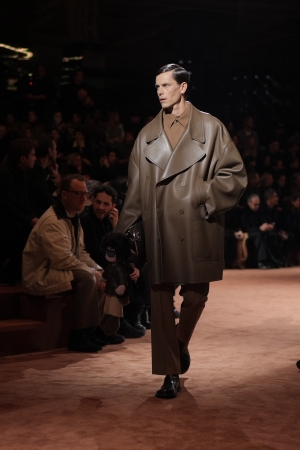 Fendi, Milano'da Şıklık ve İhtişamı bir Araya Getiren Karma Defilesiyle Modanın Yüzyılını Kutluyor