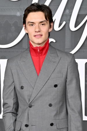 İyi bir Britanyalı çocuk olan Louis Partridge kırmızı halıda futbol havası estiriyor