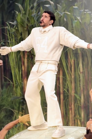 Bad Bunny, Super Bowl Devre Arası Şovunda İlk İmza Adidas Spor Ayakkabısını Tanıttı