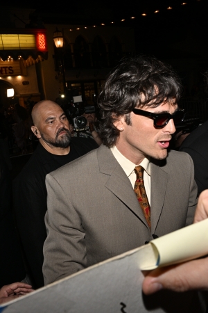 Jacob Elordi 1996’da Seçime Giriyormuş Gibi Giyiniyor