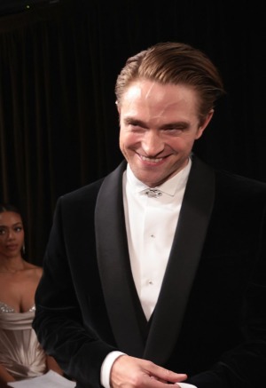 Bir dakika, Robert Pattinson Oscar’larda Yeni Bir Altın Jaeger-LeCoultre mü Tanıttı?