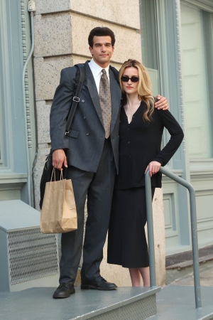 Love Story: “John F. Kennedy Jr., arkaya doğru takılmış bir şapkayla bir Armani takım elbiseyi kendine özgü biçimde dönüştürme konusunda doğuştan bir yeteneğe sahipti.”