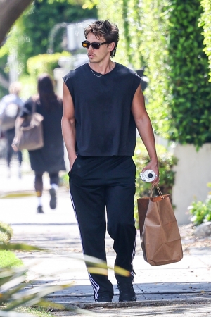 Austin Butler, Kollarıyla Muscle-Fit Sezonunu Karşılıyor