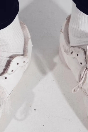 Celine x Reebok Freestyle beyaz sneaker modeli. İş birliğine özel Celine ve Reebok logolarını taşıyan deri spor ayakkabı.