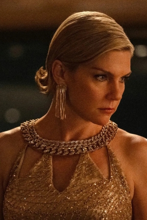 Pluribus dizisinin 2. sezonunda Carol Sturka rolündeki Rhea Seehorn.