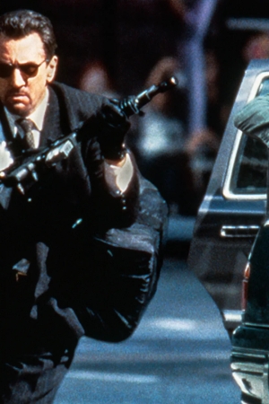 Robert De Niro'nun Neil McCauley ve Val Kilmer'ın Chris Shiherlis karakterleri, Heat filmindeki efsanevi banka soygunu sonrası Los Angeles sokaklarında silahlı çatışma sırasında.