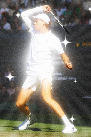 Jannik Sinner Wimbledon'da tamamen beyaz tenis kıyafetiyle servis atmaya hazırlanırken