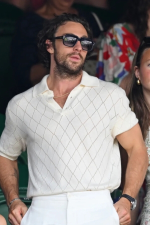 Aaron Taylor-Johnson Wimbledon 2026'da beyaz ipek polo yaka ve beyaz pantolonuyla