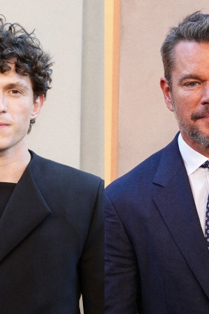 Tom Holland ve Matt Damon, The Odyssey filminin New York galasında farklı takım elbise stilleriyle poz verirken.
