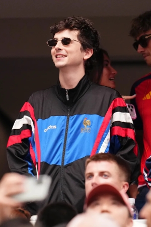 Timothée Chalamet, Fransa-İspanya Dünya Kupası yarı finalini tribünden 1996-98 dönemine ait vintage Adidas Fransa eşofman üstüyle izliyor.