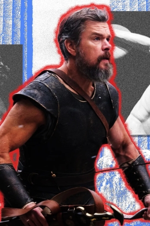 Matt Damon, The Odyssey filmi için geliştirdiği kaslı fiziğiyle Odysseus kostümü içinde. Arka planda Antik Yunan heykelleri ve disk atan atlet görselleri yer alıyor.