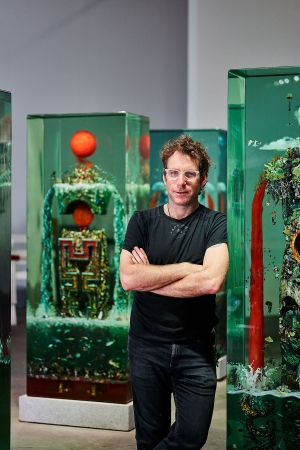 Donmuş Sinema: Dustin Yellin ile Bilincin Yolculuğu
