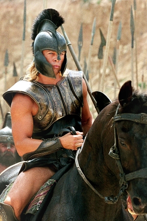 Troy filminde Brad Pitt, Achilles rolünde at üzerinde zırhıyla Truva Savaşı sahnesinde.