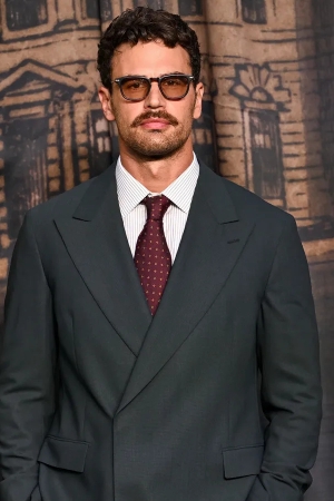 Theo James’in Üzerindeki Yarı Kruvaze Takımla Tanışın