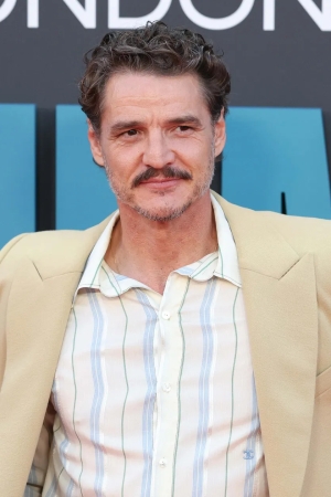 Pedro Pascal, Chanel Erkek Giyimi İçin Bir Kez Daha Güçlü Bir Argüman Sunuyor