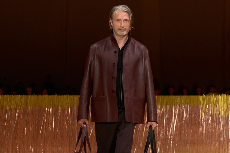 Herm&egrave;s'in İlkbahar-Yaz 2025 Defilesinde Hafiflik R&uuml;zgarı Esiyor