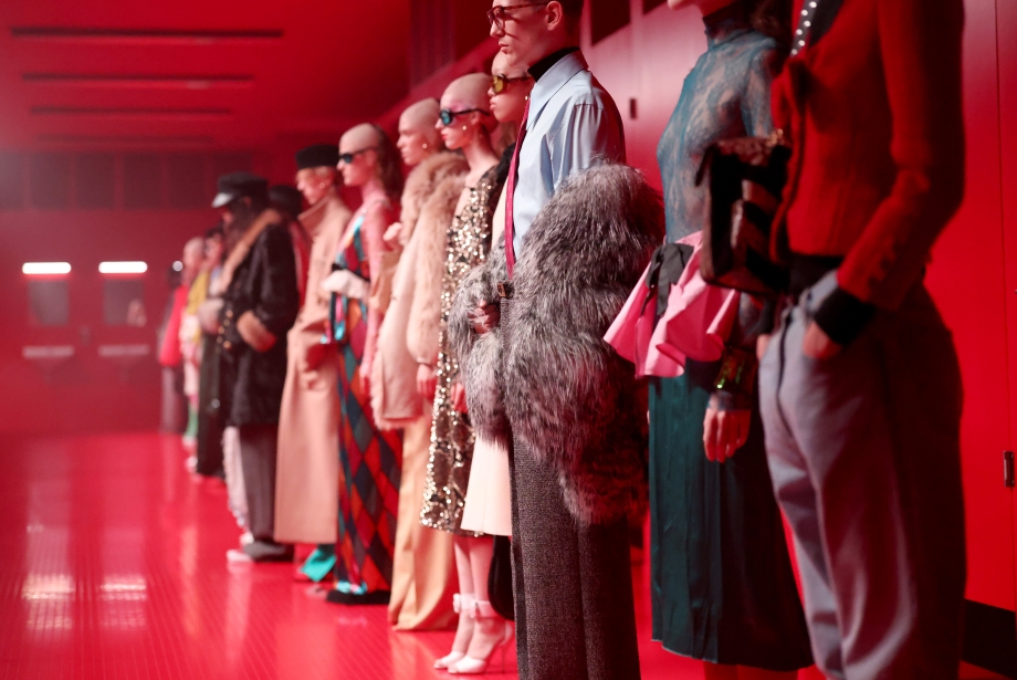 Fendi, Milano'da Şıklık ve İhtişamı bir Araya Getiren Karma Defilesiyle Modanın Yüzyılını Kutluyor