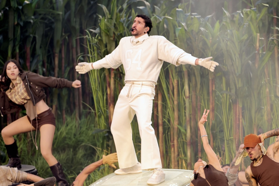 Jacob Elordi 1996’da Seçime Giriyormuş Gibi Giyiniyor