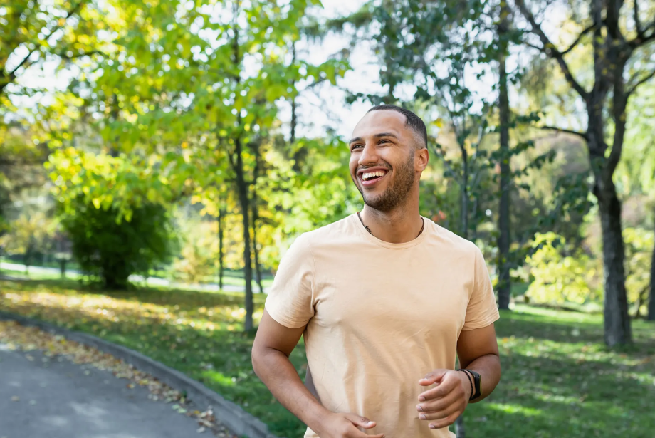 Temiz ve Pürüzsüz Bir Cilt için En İyi 7 Erkek Yüz Scrub'ı