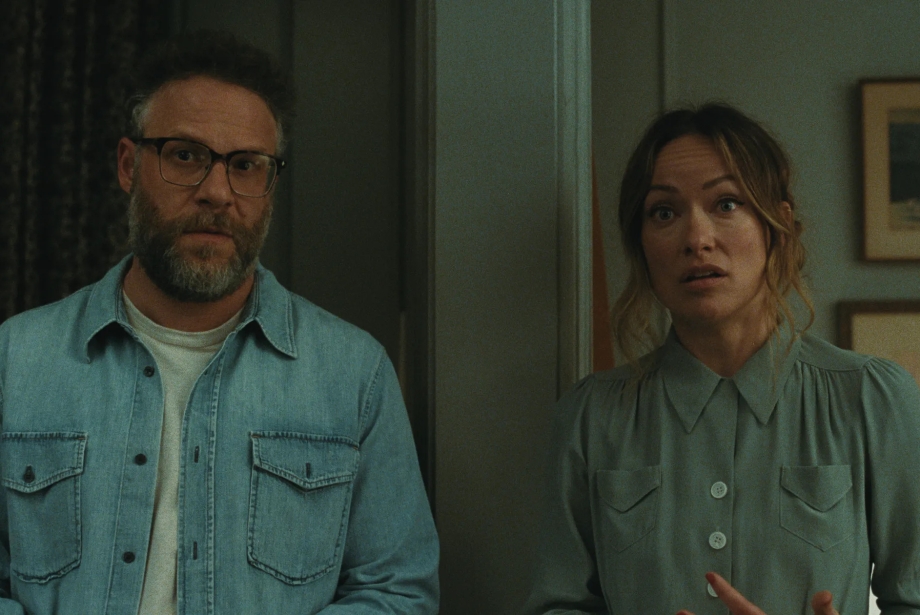 The Invite filminde Seth Rogen ve Olivia Wilde'ın canlandırdığı evli çiftin gergin bir sahnesi.