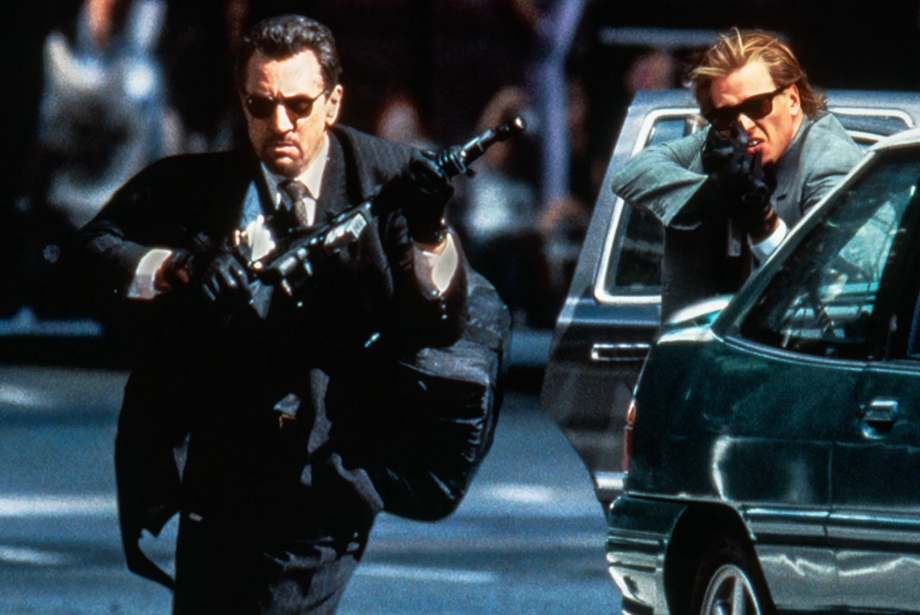 Robert De Niro'nun Neil McCauley ve Val Kilmer'ın Chris Shiherlis karakterleri, Heat filmindeki efsanevi banka soygunu sonrası Los Angeles sokaklarında silahlı çatışma sırasında.