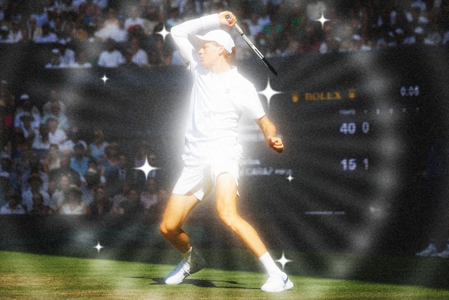 Jannik Sinner Wimbledon'da tamamen beyaz tenis kıyafetiyle servis atmaya hazırlanırken