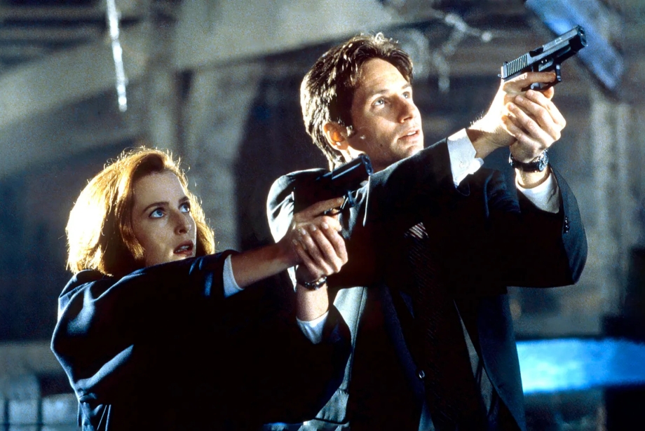 The X Files dizisinde Gillian Anderson ve David Duchovny'nin canlandırdığı FBI ajanları Dana Scully ile Fox Mulder.