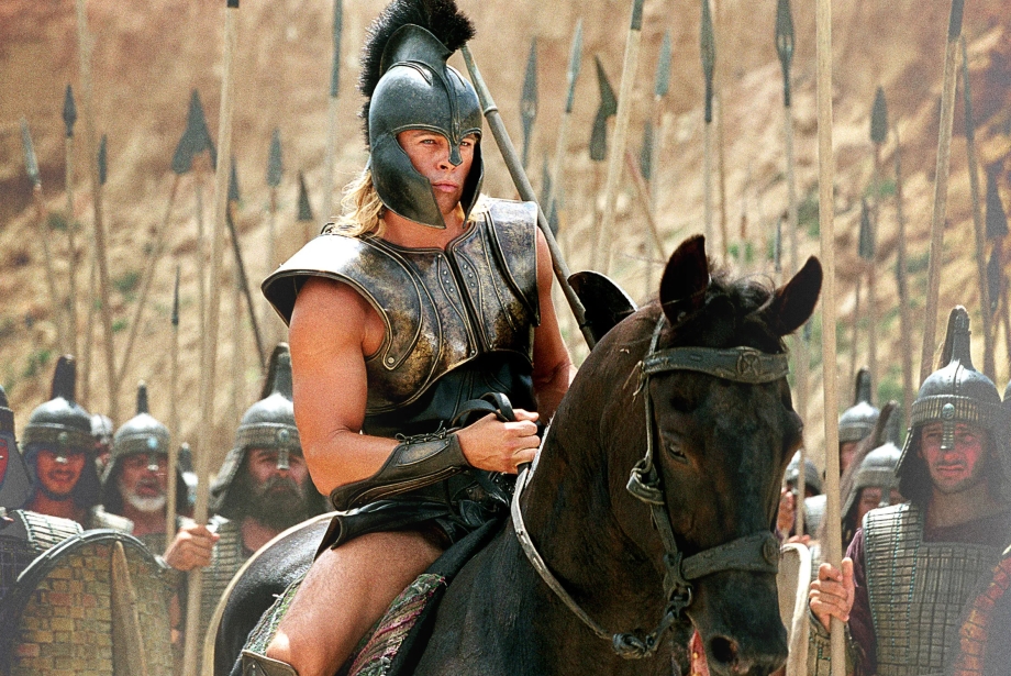 Troy filminde Brad Pitt, Achilles rolünde at üzerinde zırhıyla Truva Savaşı sahnesinde.
