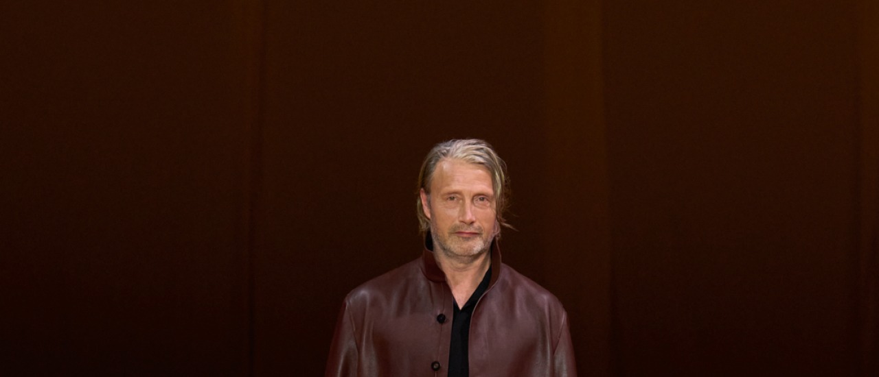 Mads Mikkelsen Zegna Defilesini (ve Milano Moda Haftasını) Şık Bir