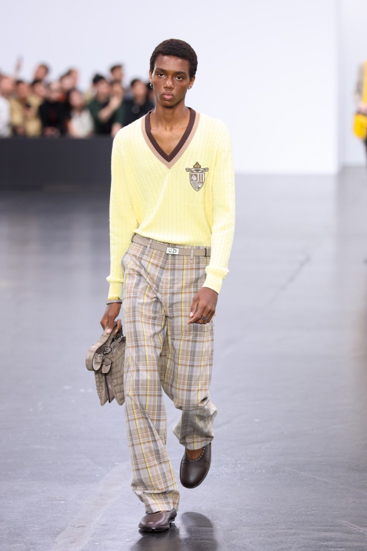 Fendi'nin Milano'daki 2025 İlkbahar Yaz defilesinde Okul Üniformaları Hakim