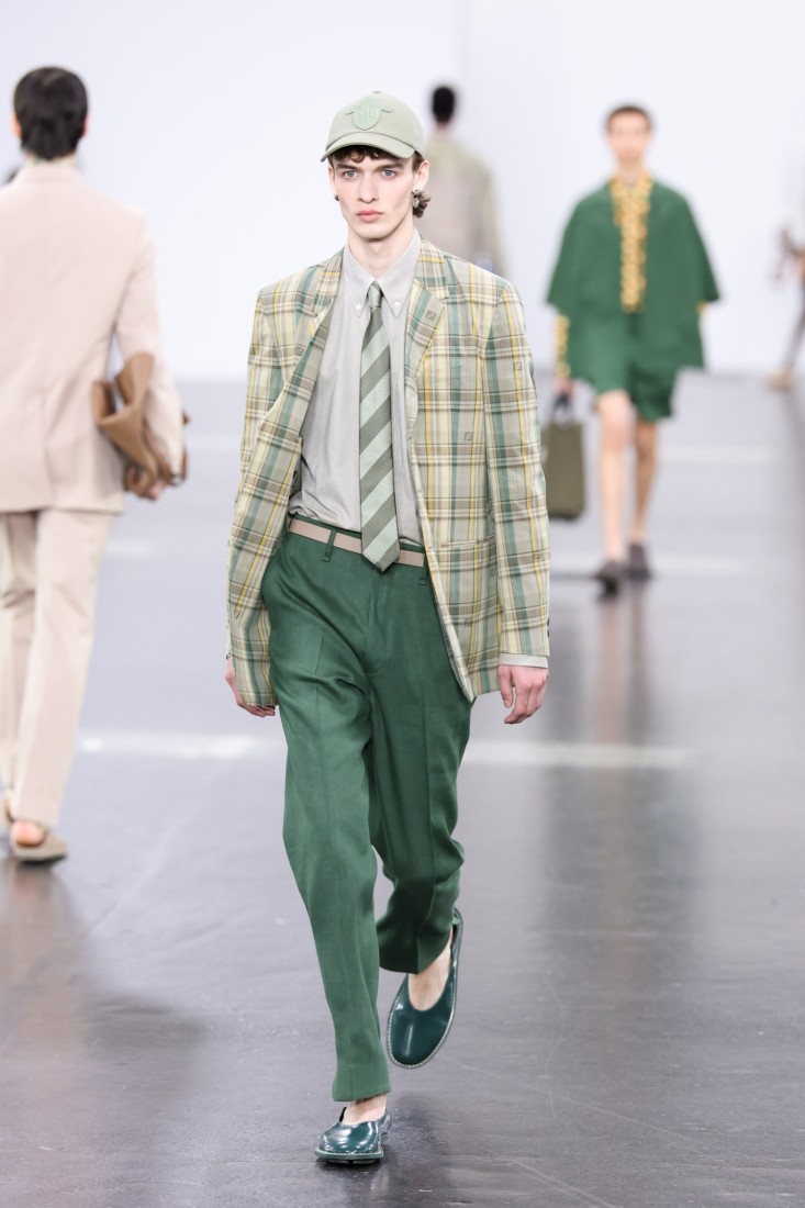 Fendi'nin Milano'daki 2025 İlkbahar Yaz defilesinde Okul Üniformaları Hakim