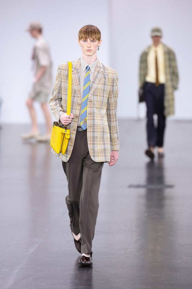 Fendi'nin Milano'daki 2025 İlkbahar Yaz defilesinde Okul Üniformaları Hakim