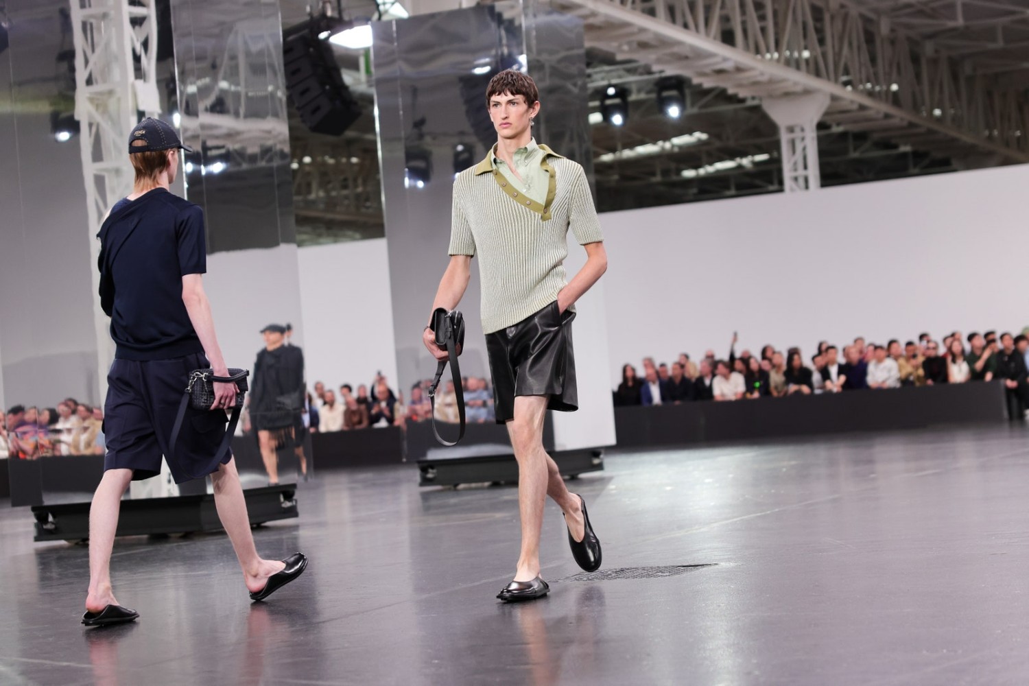 Fendi'nin Milano'daki 2025 İlkbahar Yaz defilesinde Okul Üniformaları Hakim