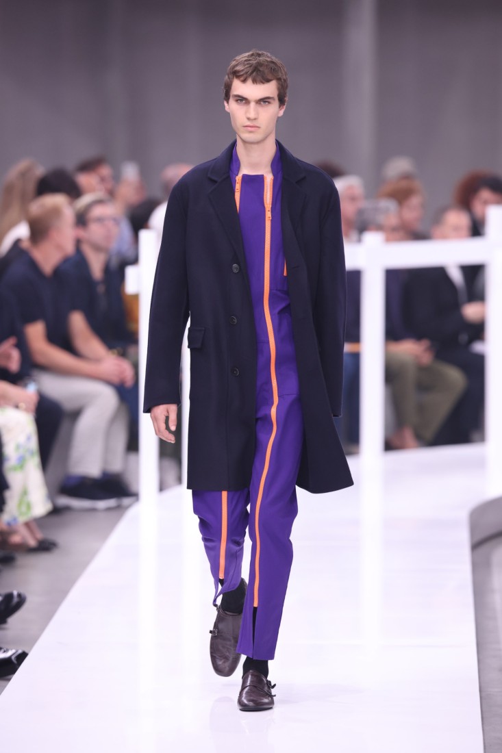 Prada, Milano Erkek İlkbahar Yaz 2025 Moda Haftası'ndaki Defilesi İçin Ebeveynlerimizin Gardıroplarını İnceliyor