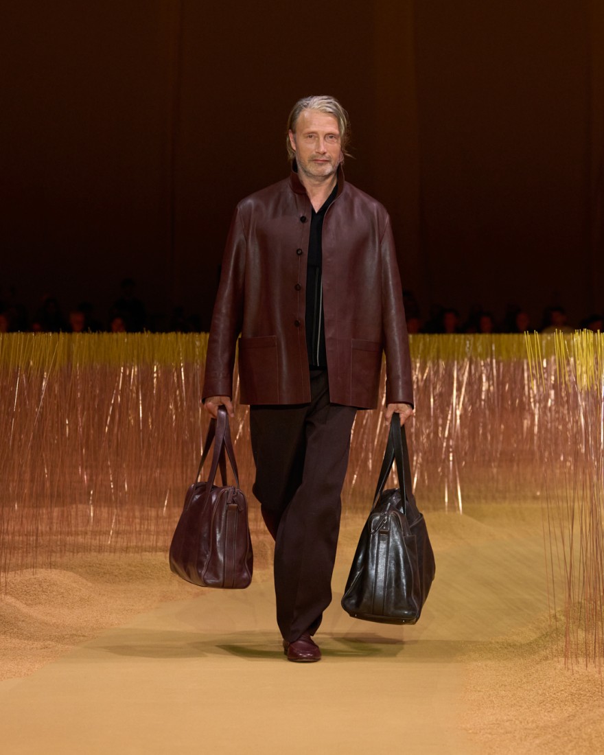 Mads Mikkelsen Zegna Defilesini (ve Milano Moda Haftasını) Şık Bir Şekilde Kapattı