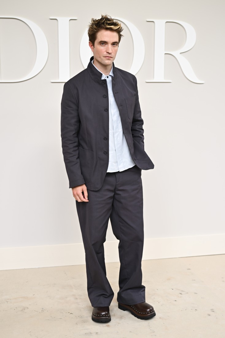Robert Pattinson Paris Moda Haftası'nda Takım Elbiseden Nefret Edenler İçin Bir Takım Giydi