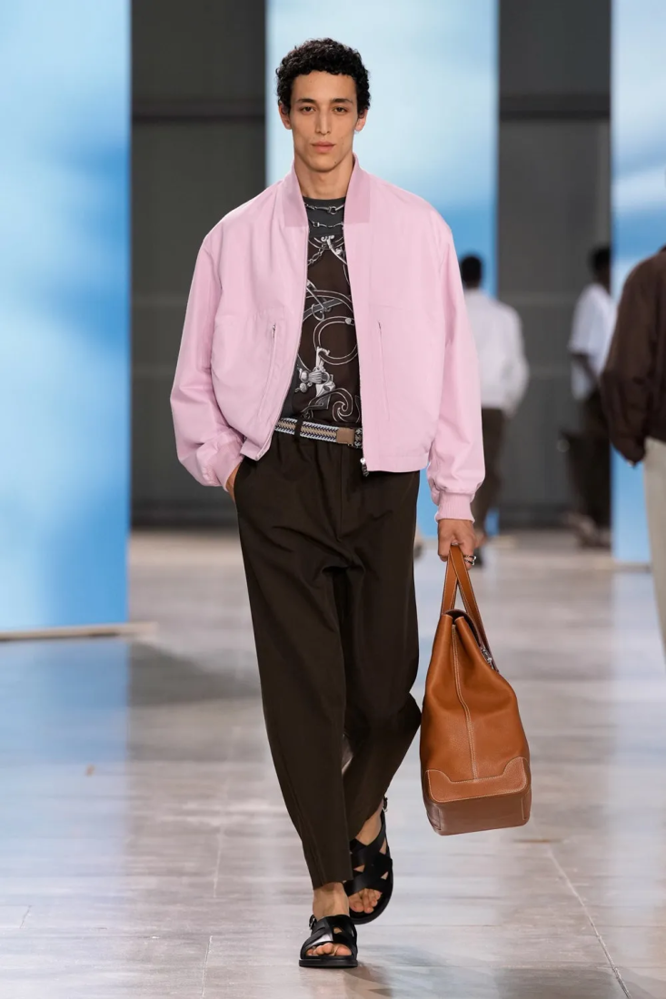 Hermès'in İlkbahar-Yaz 2025 Defilesinde Hafiflik Rüzgarı Esiyor