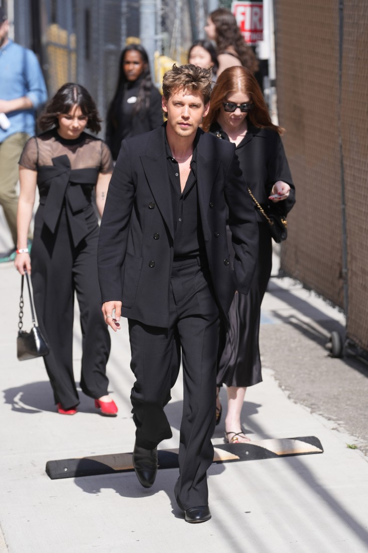 Austin Butler'ın Yaz Günü Siyah Mafya Stili