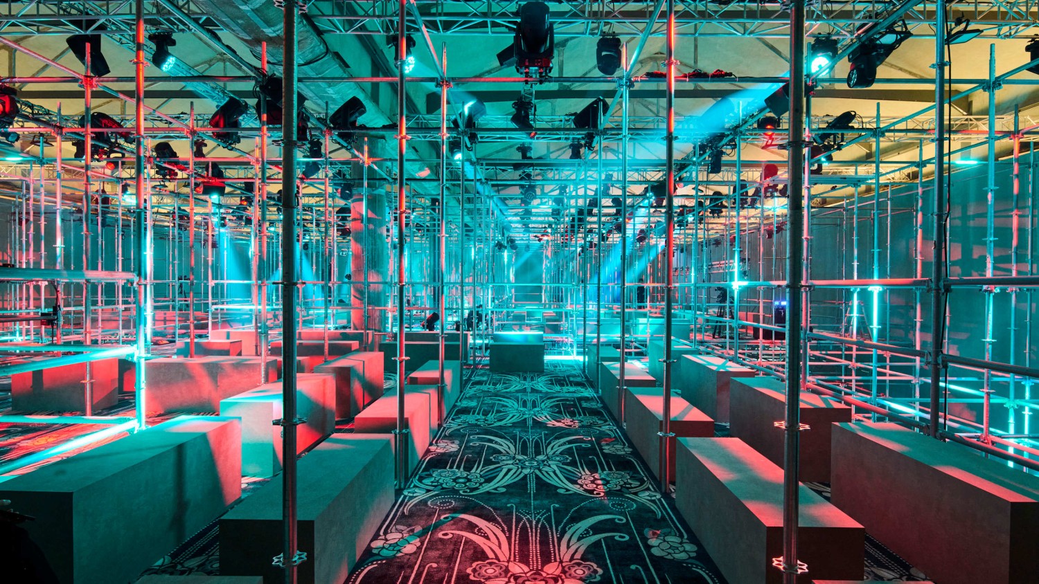 Prada, Sonbahar/Kış 2025 Koleksiyonunda Kendini Tüm Trendlere ve Beklentilere Karşı Özgürleştiriyor