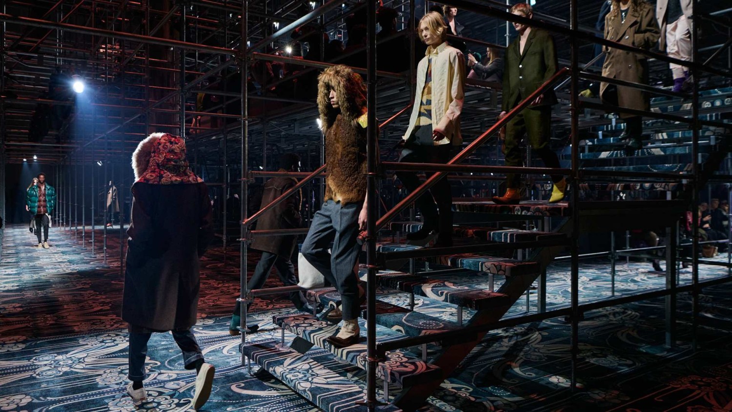 Prada, Sonbahar/Kış 2025 Koleksiyonunda Kendini Tüm Trendlere ve Beklentilere Karşı Özgürleştiriyor