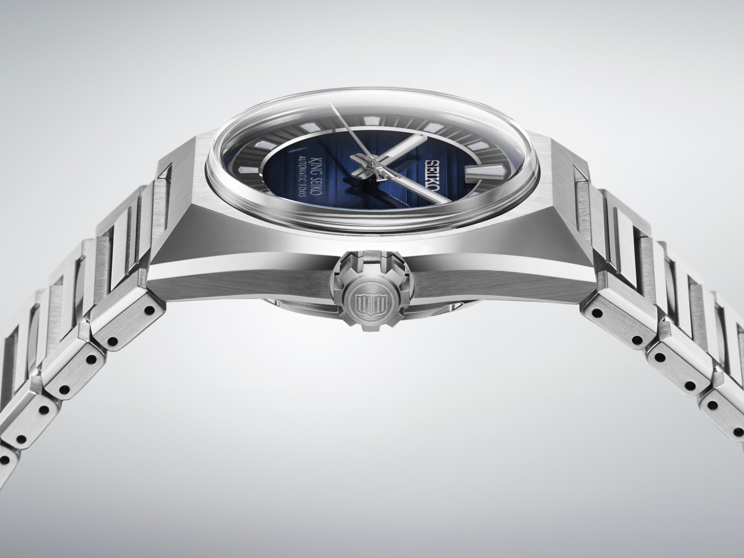 Saat severlerin beğenisine sunulmasından 50 yılı aşkın bir süre sonra King Seiko VANAC, yeni mekanik makinesi ve güçlü, köşeli tasarımıyla yeniden doğuyor.