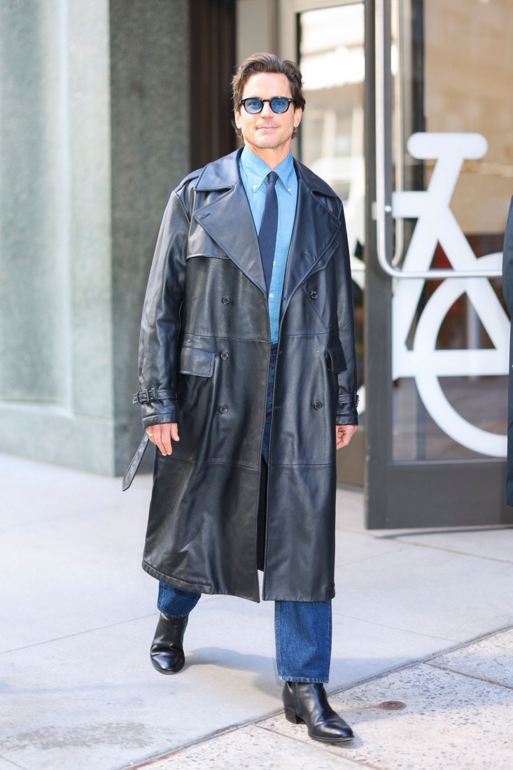 Matt Bomer, New York Sokaklarında Trençkotu ile Adeta Matrix Havasında