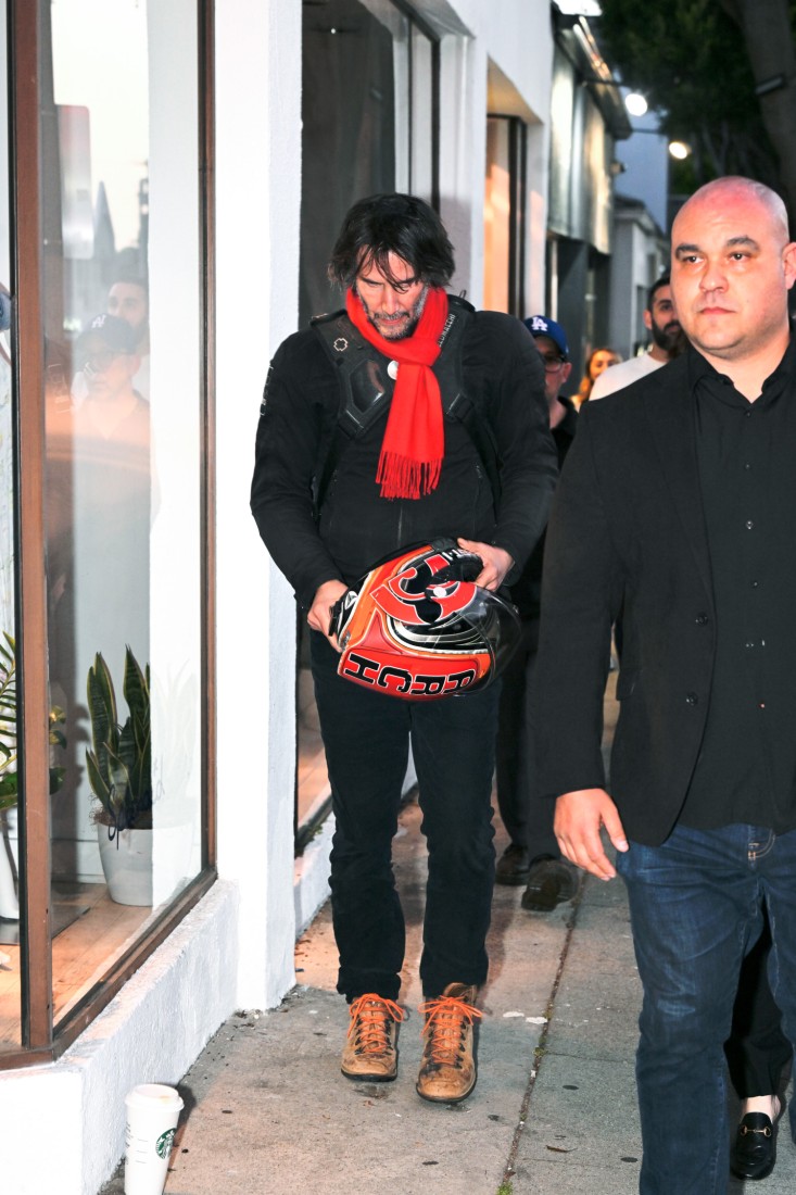 Keanu Reeves Sadık, Sevilen Motosiklet Botlarını Emekli Etmeyi Reddediyor