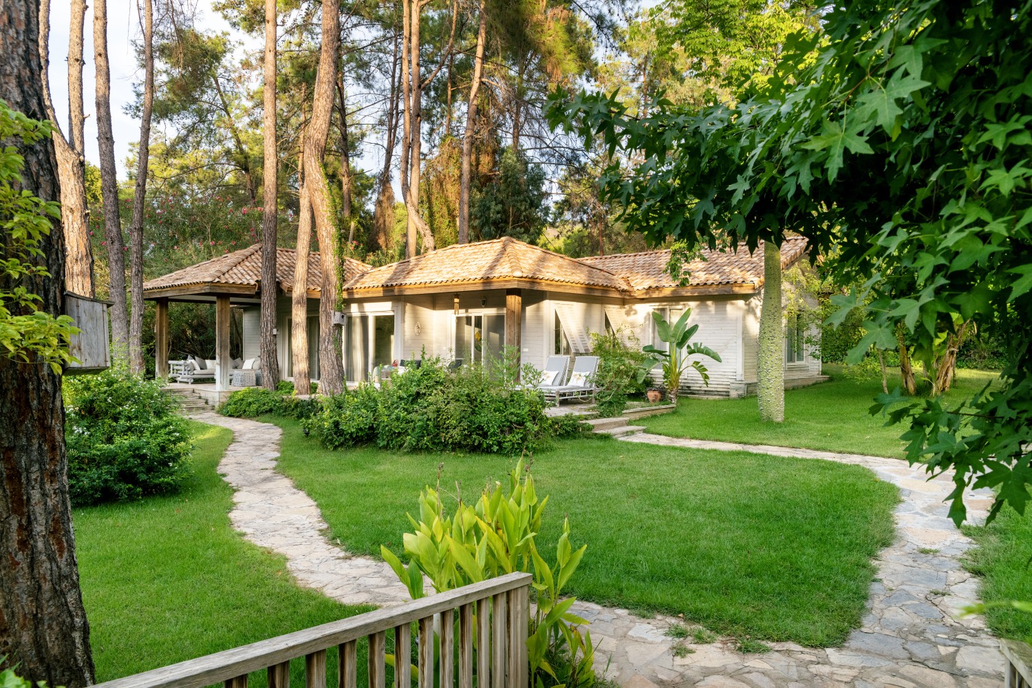 Golden Key Bördübet: Doğanın Kalbinde Sürdürülebilir Lüks ve Sanatla İç İçe Bir Kaçış