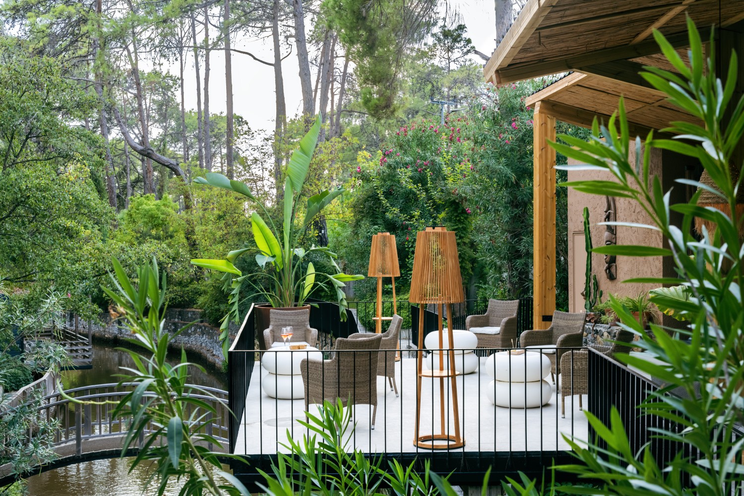 Golden Key Bördübet: Doğanın Kalbinde Sürdürülebilir Lüks ve Sanatla İç İçe Bir Kaçış