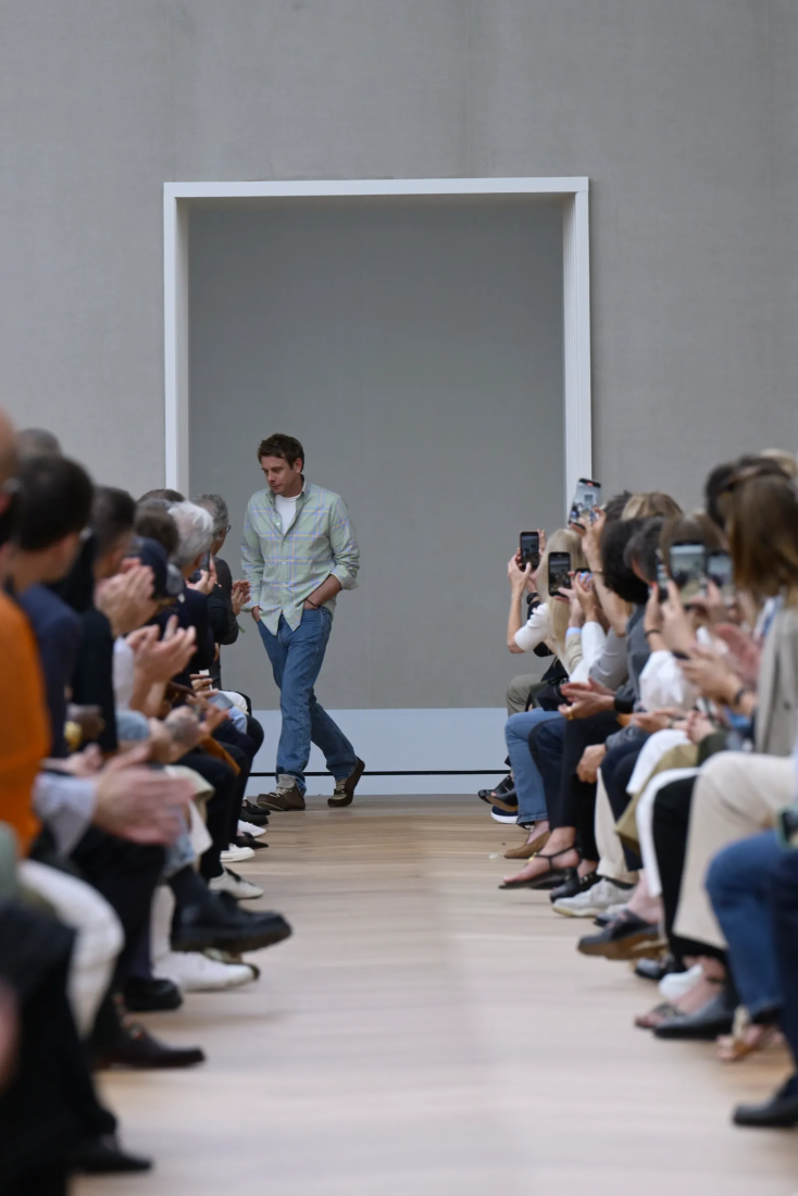 ‘Stil Fikri’: Jonathan Anderson, Dior’daki İlk Koleksiyonuyla Beklentileri Karşılıyor