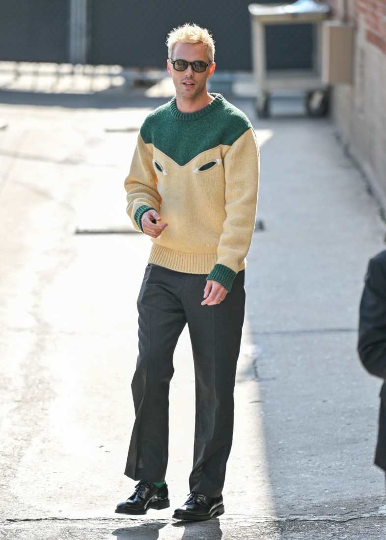 Nicholas Hoult’un Superman Basın Turu Bir Kötü Adam Gibi Etkileyici