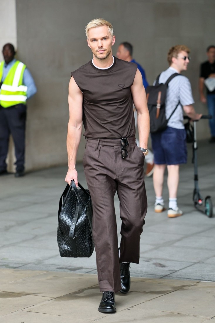 Nicholas Hoult’un Superman Basın Turu Bir Kötü Adam Gibi Etkileyici