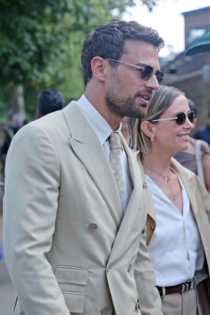 Theo James'in 56 Bin Liralık Gözlükleri