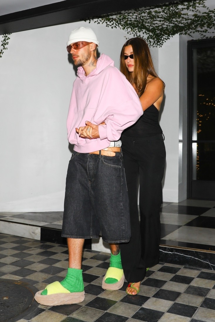 Justin ve Hailey Bieber, Çift Kombiniyle Skylrk Giyiyor